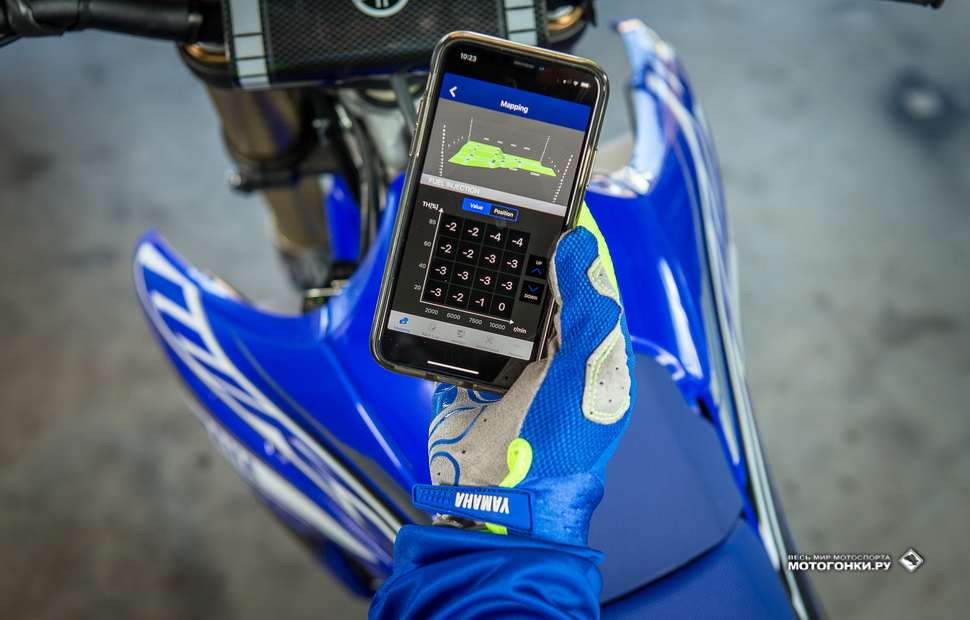 Yamaha WR450F (2019) - настраивать режимы работы двигателя теперь можно с мобильного телефона по Wi-Fi