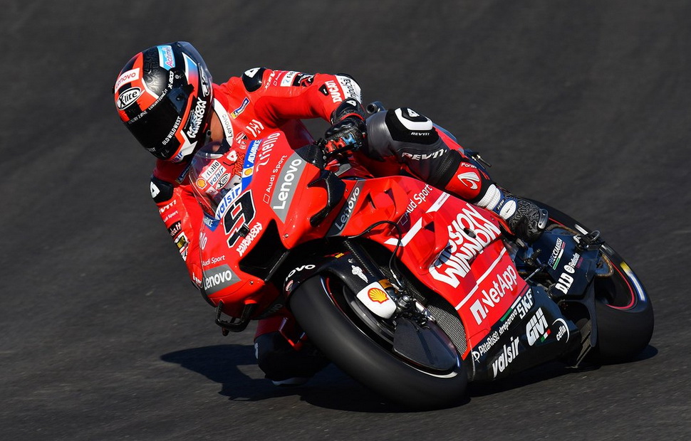 Данило Петруччи прошел в 1:37.9, благодаря рывку за напарником по заводской команде Ducati