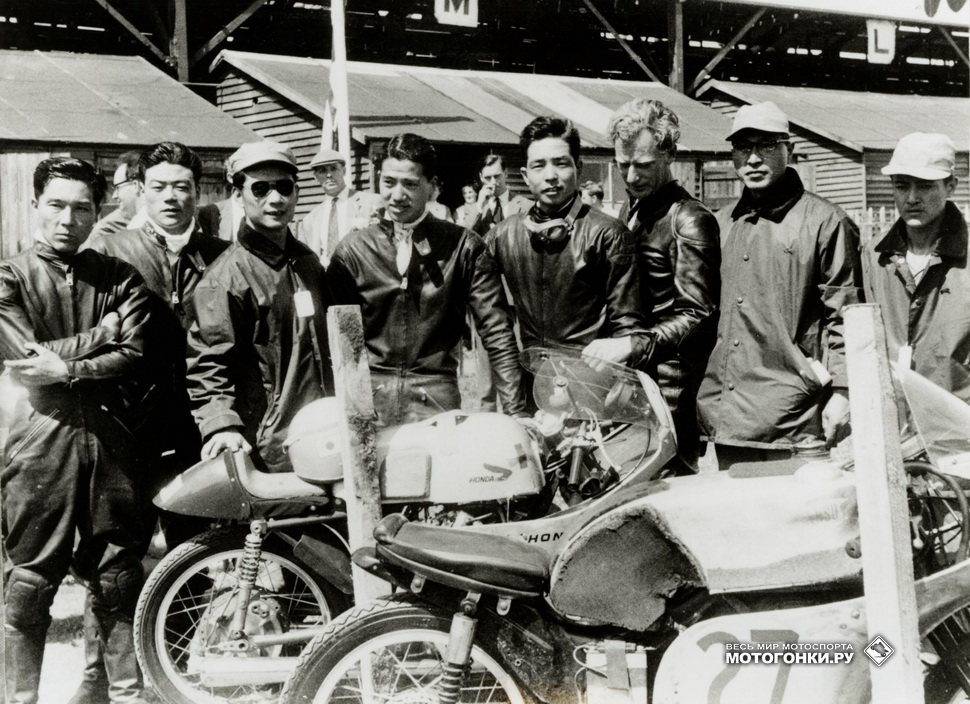 Заводская команда Honda позирует вместе с двумя из своих RC142 (3 июня 1959)