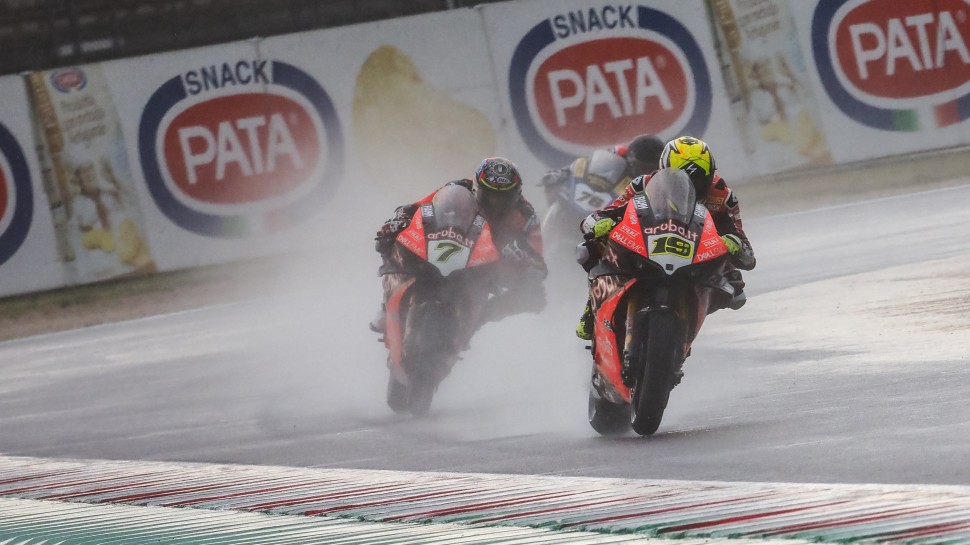 Партнеры по заводской команде Ducati на этот раз держались в тени явных лидеров - Рэя, Сайкса и Лоуса