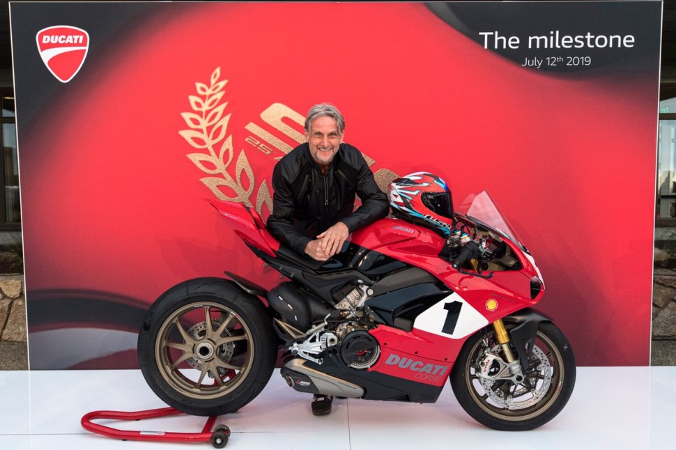 Карл Фогарти и юбилейная версия Ducati V4 916