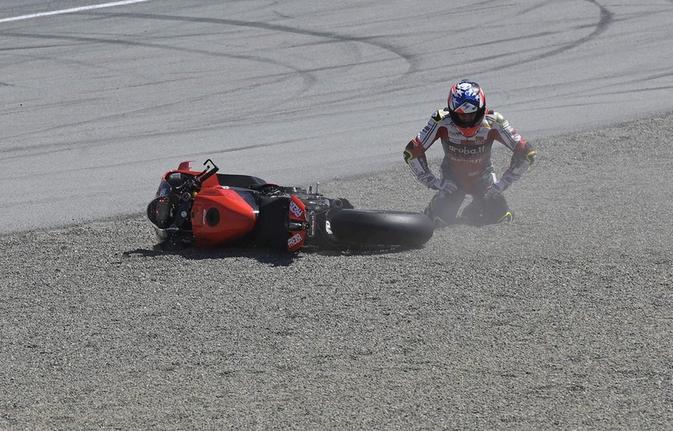 Альваро Баутиста получил травму при падении на Superpole Race в Laguna Seca