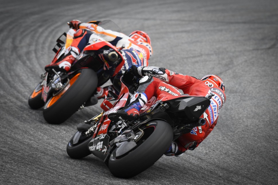 Правый поворот - неожиданное преимущество Ducati над Honda... но только в этот самый день!
