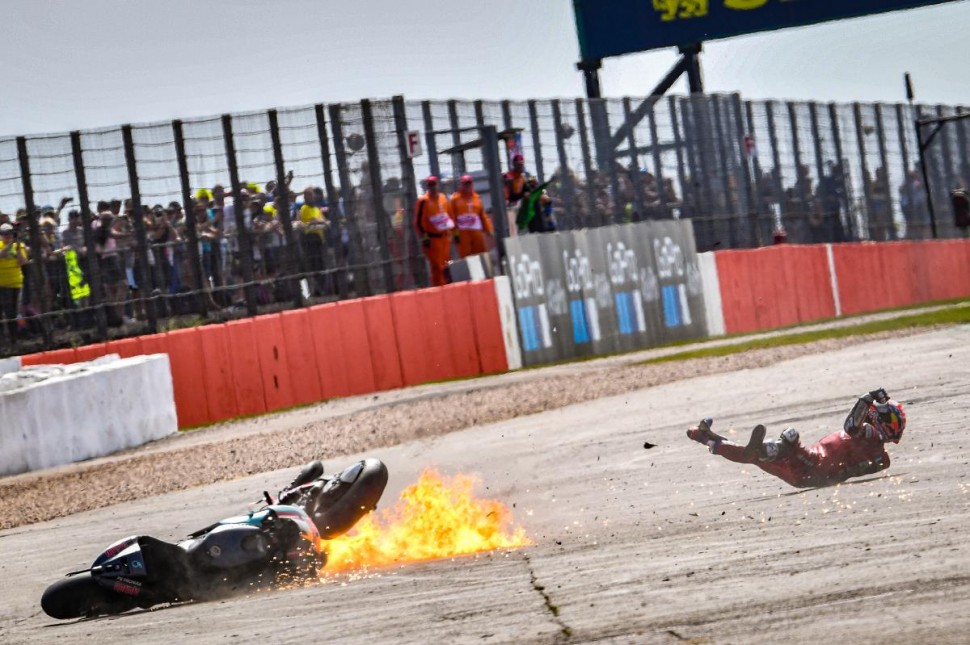 Упавший Ducati загорелся