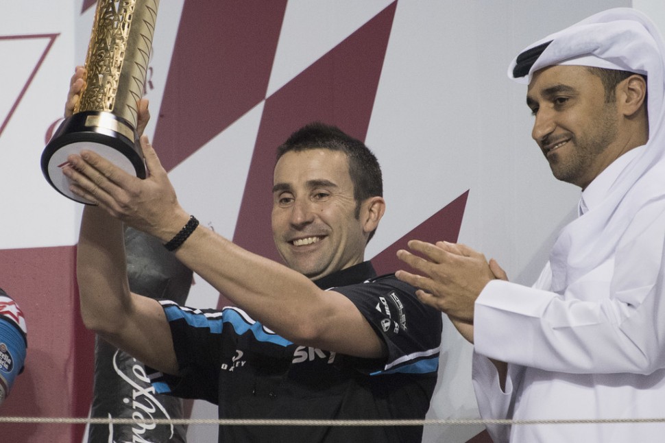 Давид Муньос на подиуме Гран-При Катара вместе с победителем гонки в Moto2 Франческо Баньяей
