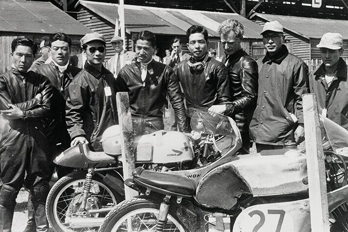 Соичиро Хонда и команда Honda на о.Мэн в дебютной гонке Мото Гран-При, 1959