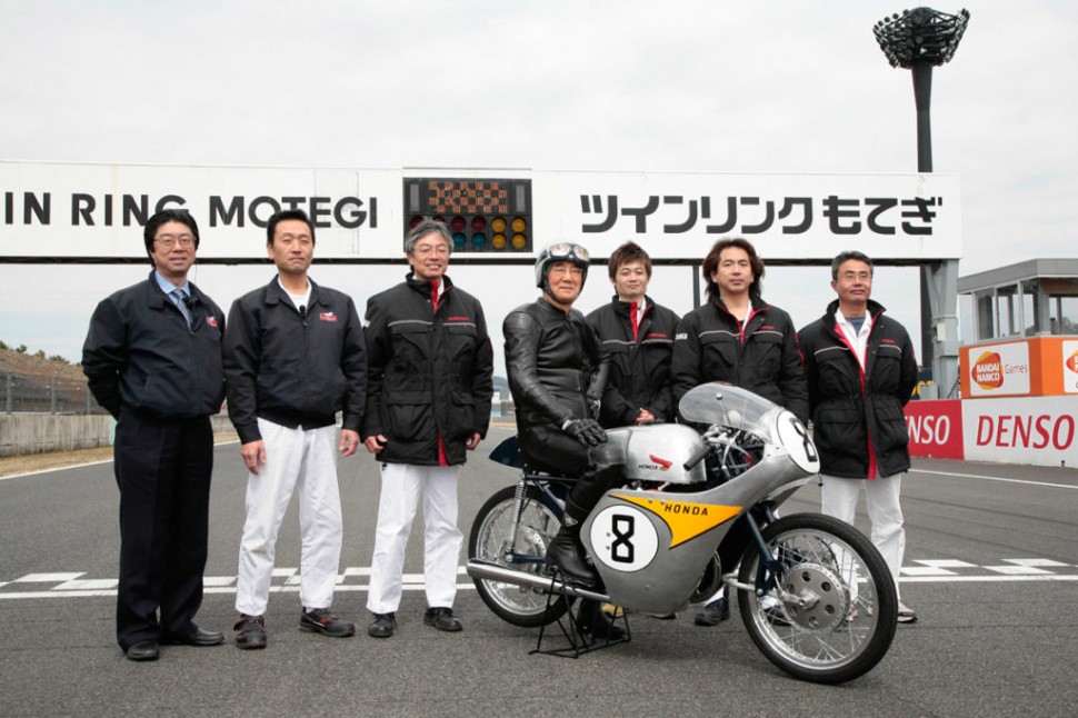 Команда разработчиков Honda RC142 - первого в истории победителя Кубка производителей Honda