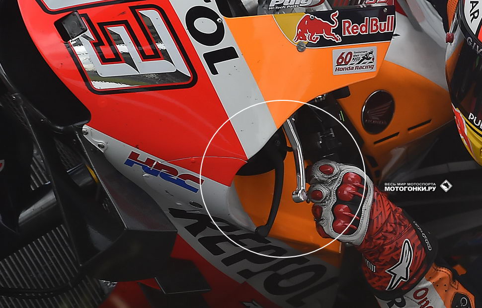 Особенное решение на Honda RC213V Марка Маркеса - второй рычаг рядом со сцеплением
