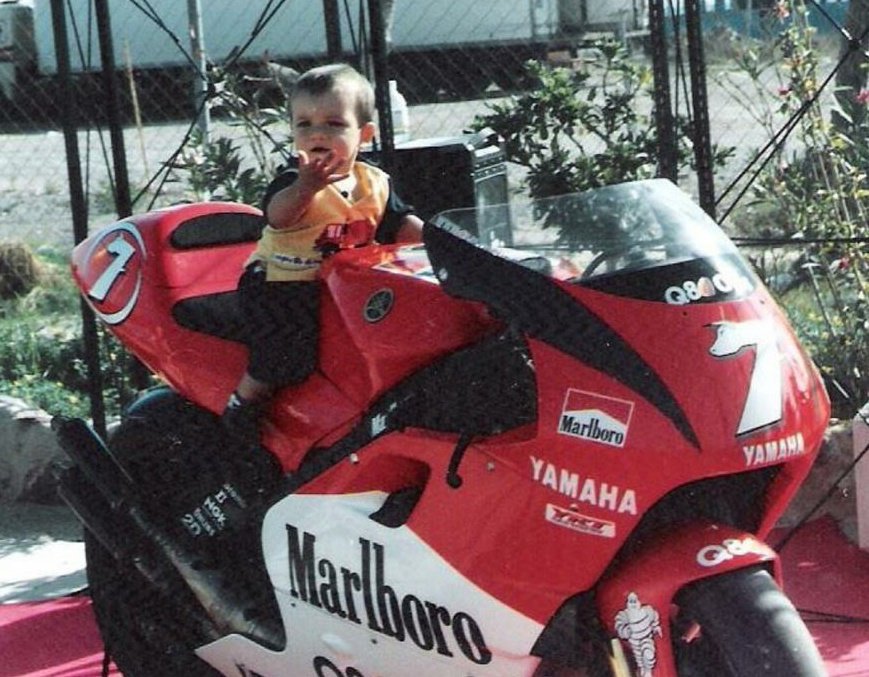 Совсем маленький Икер в седле Yamaha YZR500 Карлоса Чеки (2001 или 2002 год)