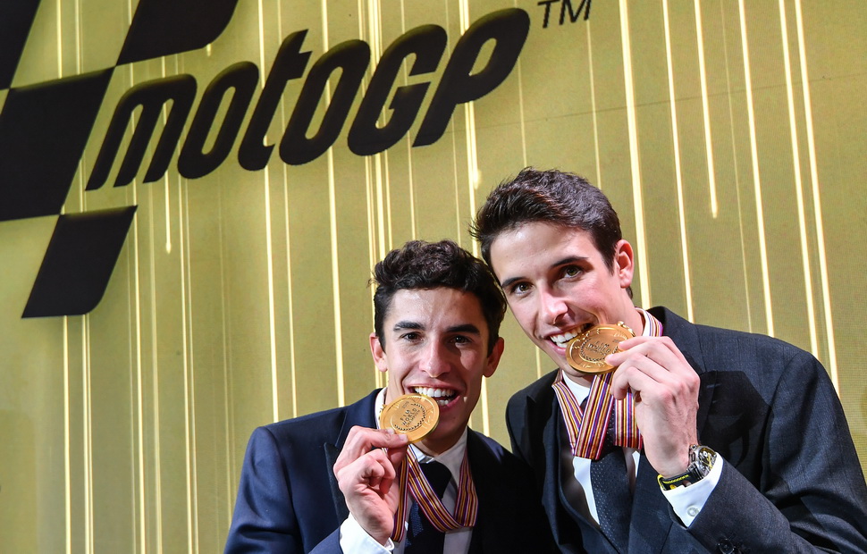 Маркесы - два чемпиона мира: Марк в MotoGP, Алекс в Moto2 - теперь партнеры по команде!