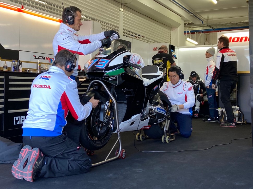 Команда LCR Honda и японские инженеры HRC готовят Алексу мотоцикл для дебюта в MotoGP