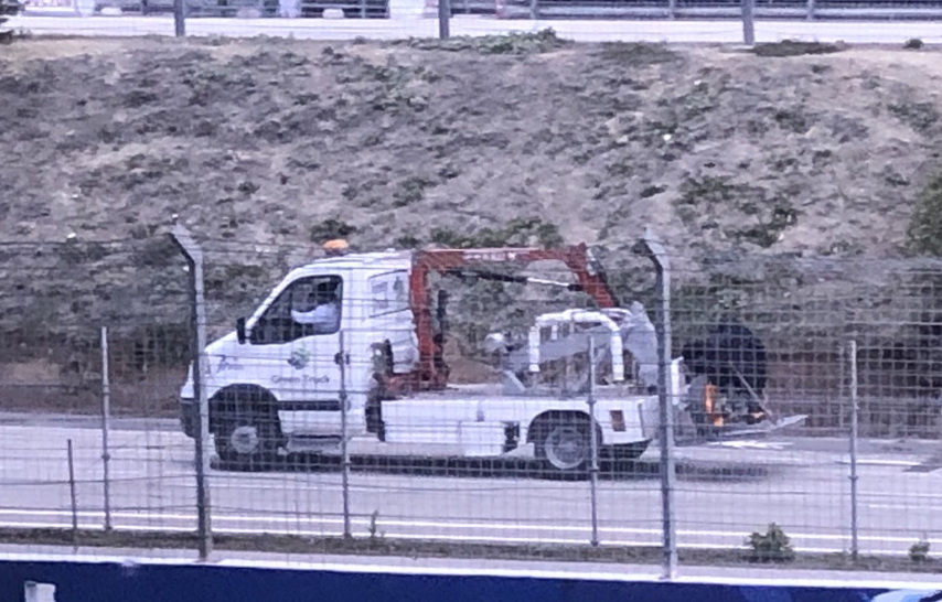 Эвакуатор везет в паддок Honda RC213V Марка Маркеса после аварии в последнем повороте Circuito de Jerez