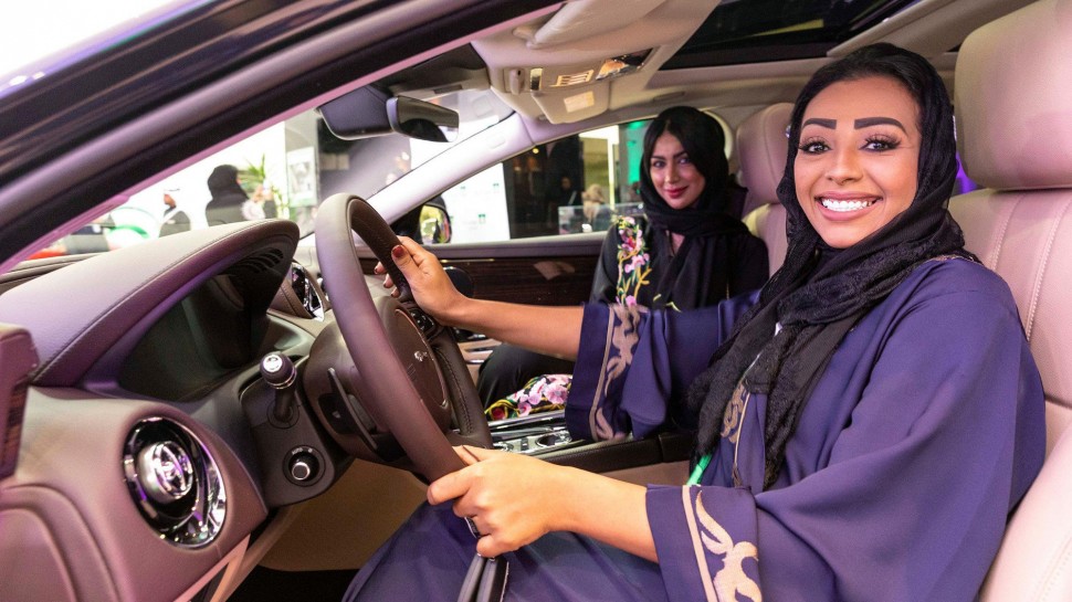 Женщинам Саудовской Аравии разрешили водить автомобиль и мотоцикл только 2 года назад!