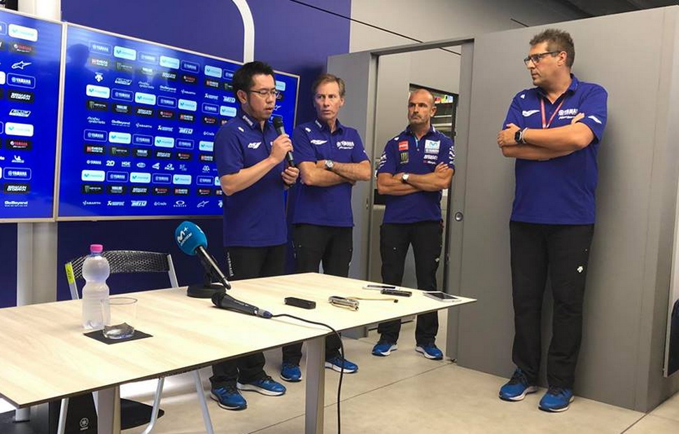Август 2018 года. Лидер группы YZR-M1 Куити Тсуя приносит извинения гонщикам Yamaha Factory Racing за провал на Red Bull Ring