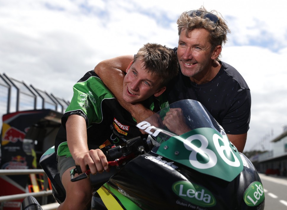 Трой Бейлисс с сыном на World Superbike в 2019 году