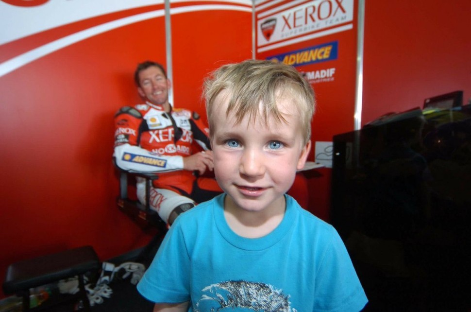 Оли Бейлисс и его отец, чемпион World Superbike в заводском гараже Ducati