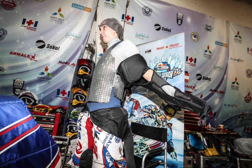 Действующий чемпион мира по мотогонкам на льду Даниил Иванов доминировал весь день в Медеу