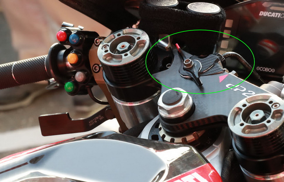 Вот как это было реализовано в Ducati пару лет назад: барашек на траверсе GP18