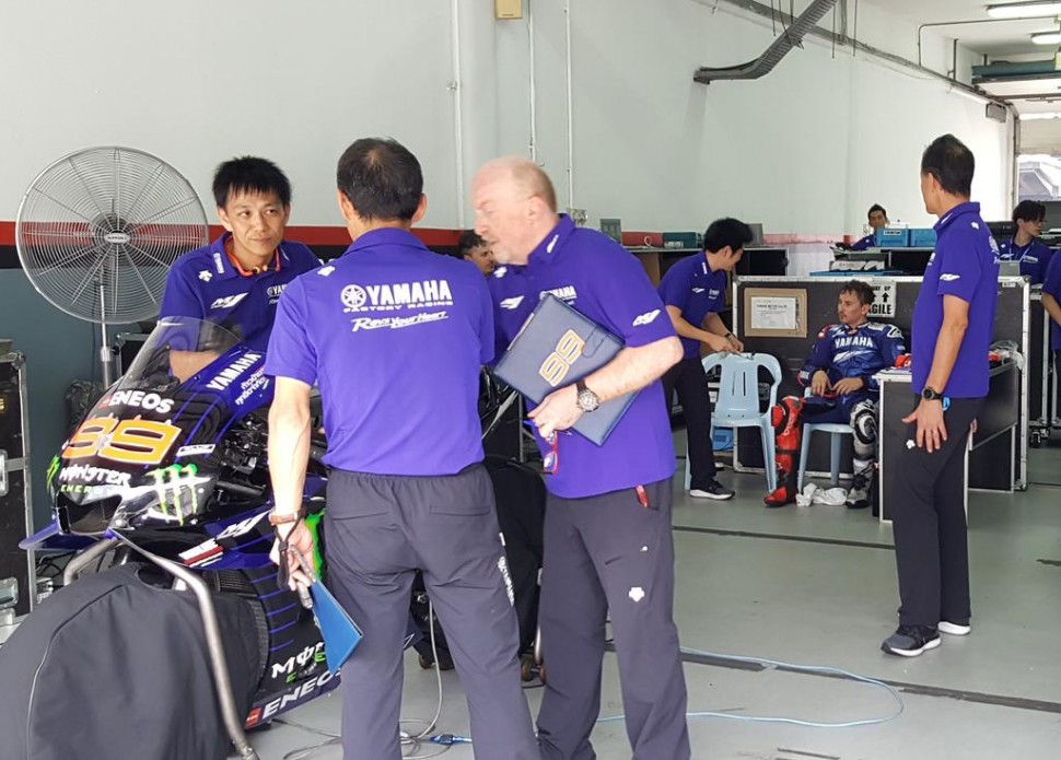 Хорхе Лоренцо в синем гараже Yamaha - это отдельный бокс тестовой команды MotoGP