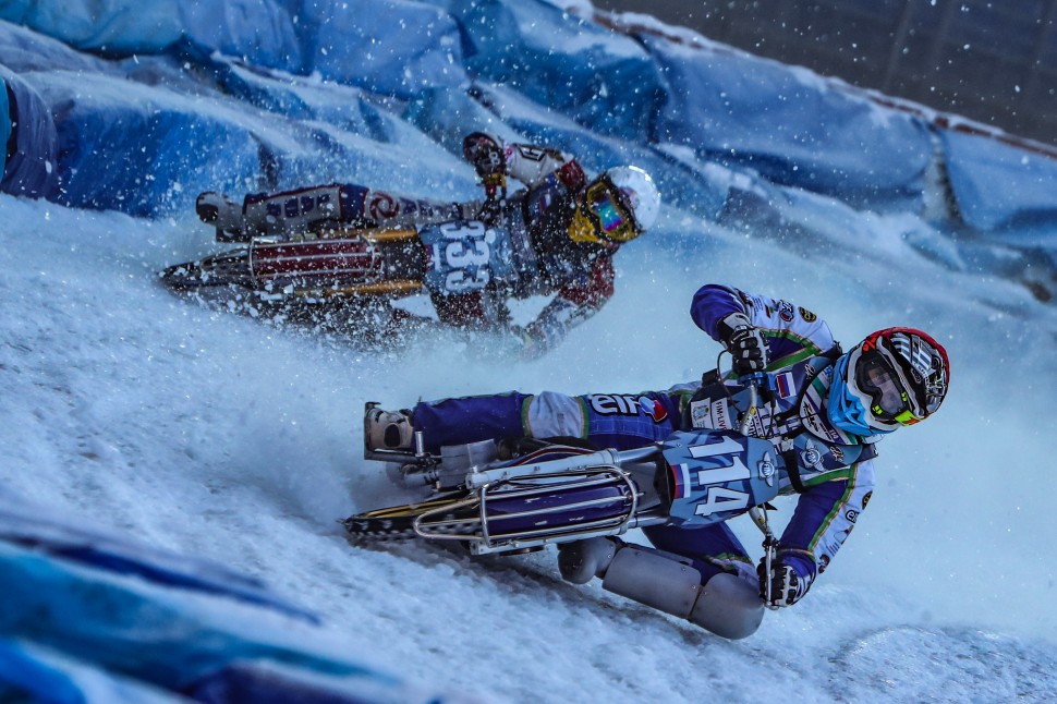 Динар Валеев идет к победе на этапе FIM Ice Speedway Gladiators в Тольятти