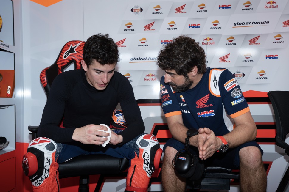 Марк Маркес в гараже Repsol Honda на тестах IRTA MotoGP