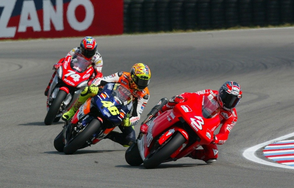 Дуэль Макса Бьяджи (Yamaha) и Валентино Росси (Honda) в Брно, 2002