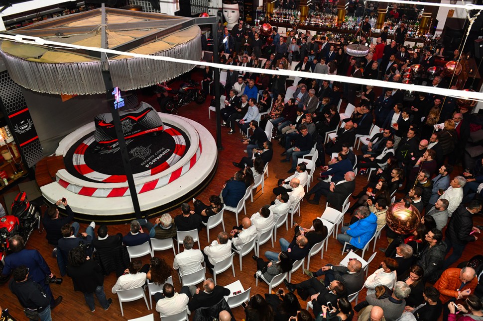 Презентация MV Agusta Forward Racing 2020 года в Club 55, Милан