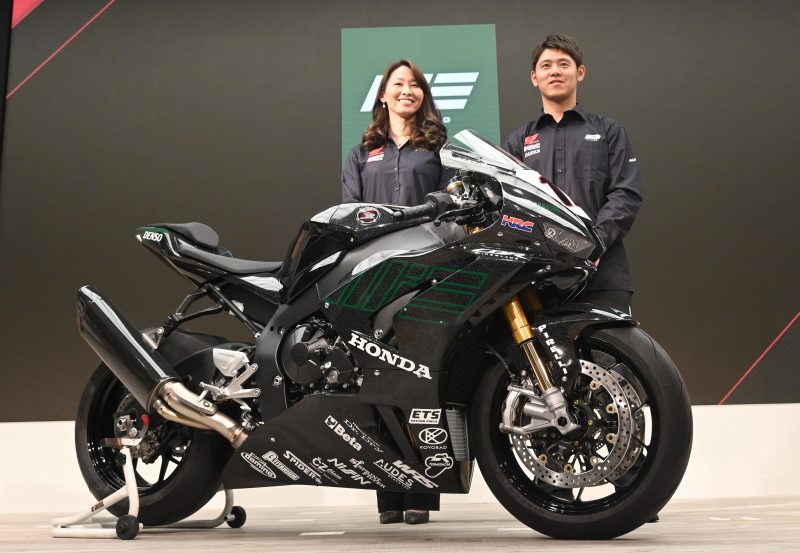 Мидори Мориваки и Такуми Такахаси на презентации MIE Racing Althea Honda Team в Токио