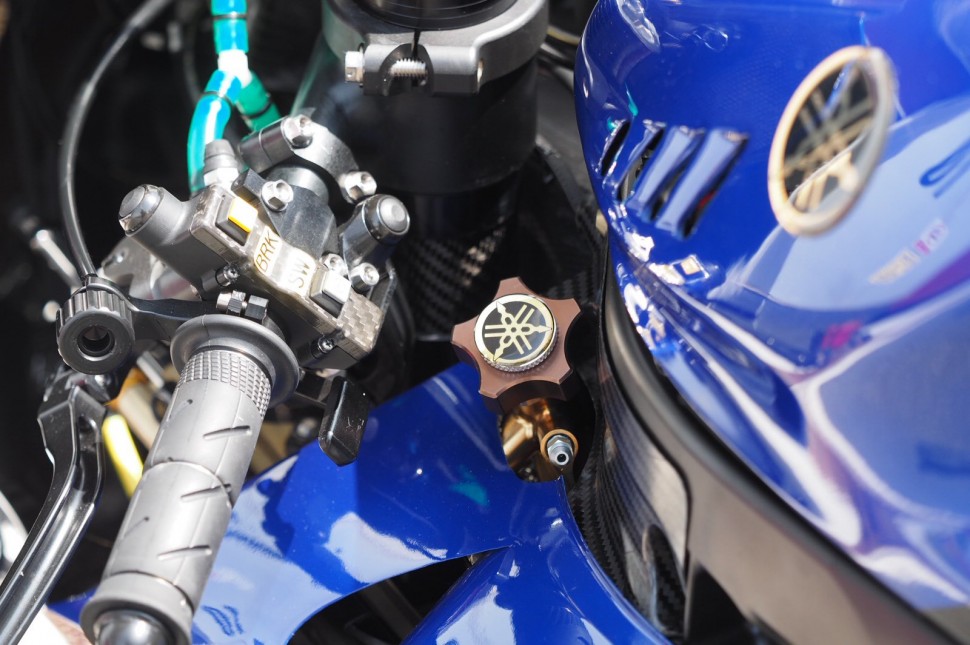 Барашек гидравлического привода holeshot device на Yamaha YZR-M1 Валентино Росси