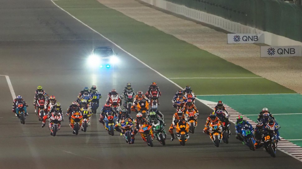 Старт гонки Гран-При Катара в классе Moto2