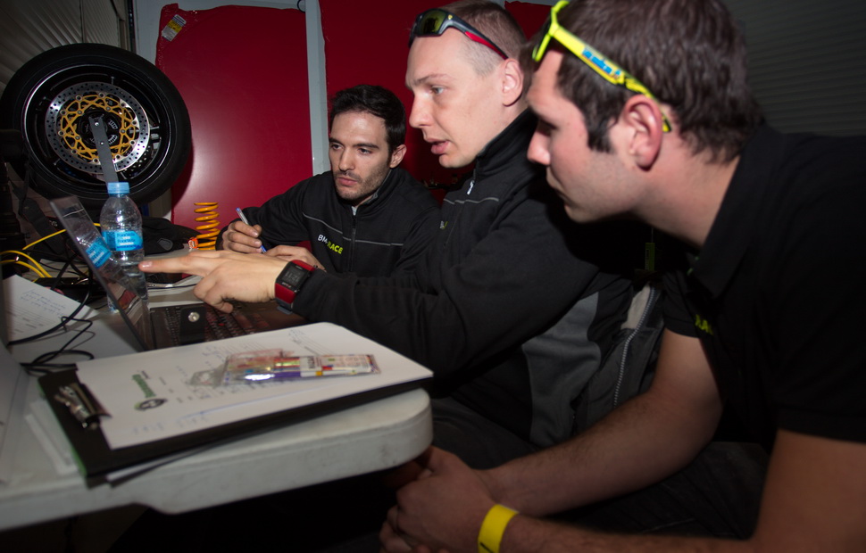 Шеф команды BoxesMoto Ноэль Тарин и телеметрист Александр Шеин работают с пилотом