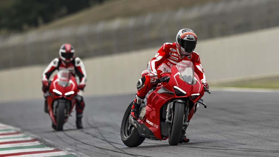 Ducati V4, V4S и V4R - дорогой генератор позитивных эмоций
