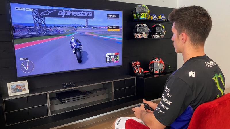 Маверик Виньялес тренирует пальцы для MotoGP Virtual Race