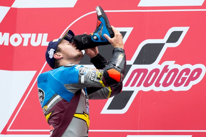 Джек Миллер пьет шампанское в честь своей первой победы в MotoGP, TT Circuit Assen, 2016