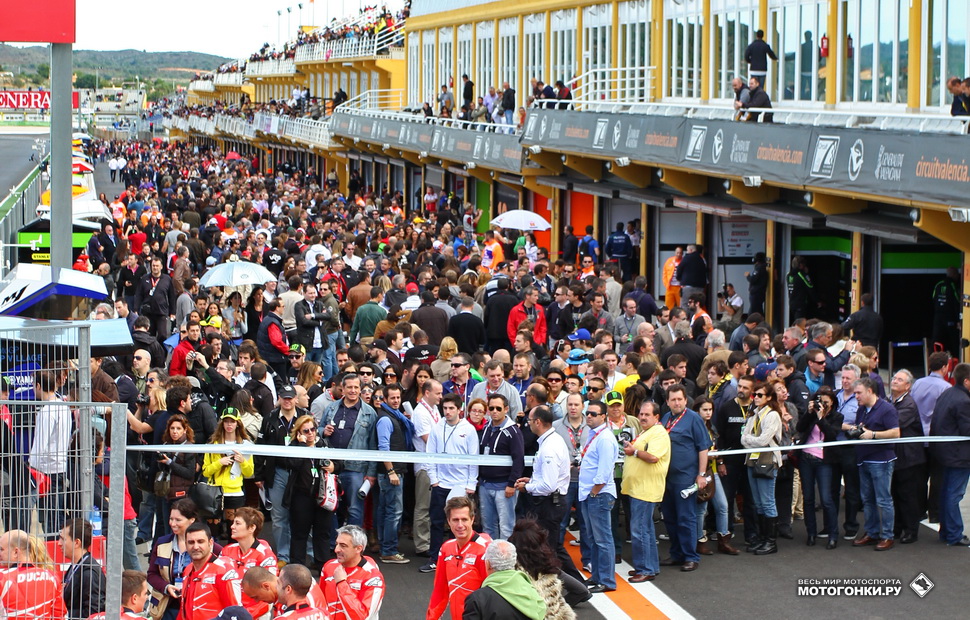 Pit-walk на Гран-При Валенсии - 3000 человек на пит-лейне MotoGP