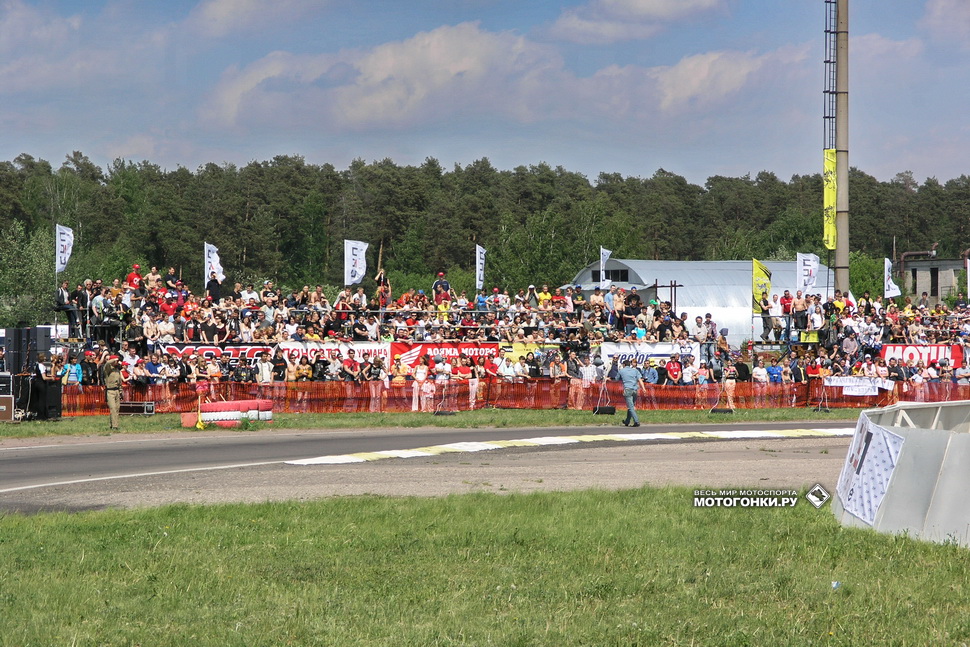 Трибуны ADM Raceway в 2005 году были полны зрителями, хотя по сути, никакой рекламы ШКМГ не существовало в природе