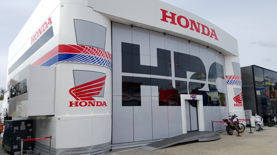 Зона госпиталити Honda Racing в MotoGP - одна из самых технологичных в паддоке