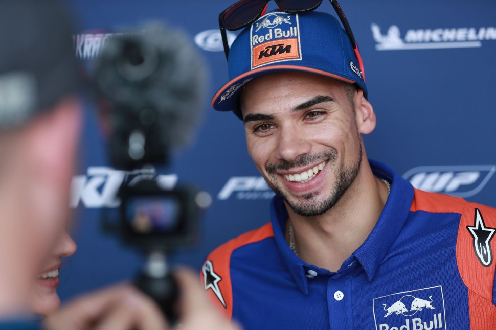 Мигель Оливера вступает в заводскую команду KTM в MotoGP