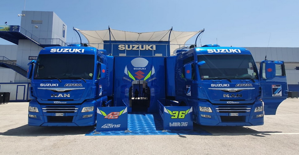 Крепость Team Suzuki Ecstar в паддоке Circuito de Jerez