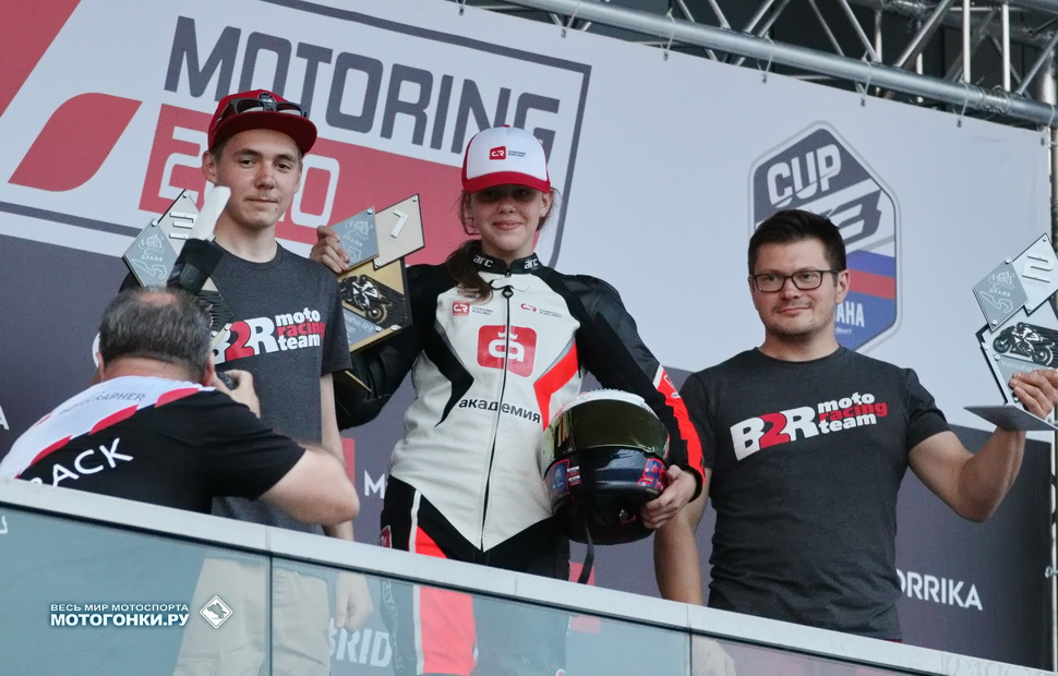 Первый подиум Motorrika R3 Cup, и возглавляет его 14-летняя Настя Белякова