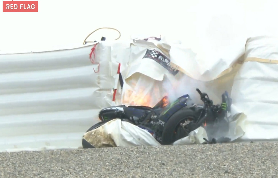 Заводской Yamaha YZR-M1 сгорел, врезавшись в ограждение 1-го поворота Red Bull Ring