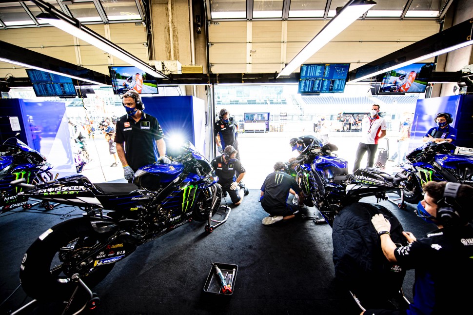 В гараже Monster Energy Yamaha MotoGP что-то не так. Что же?
