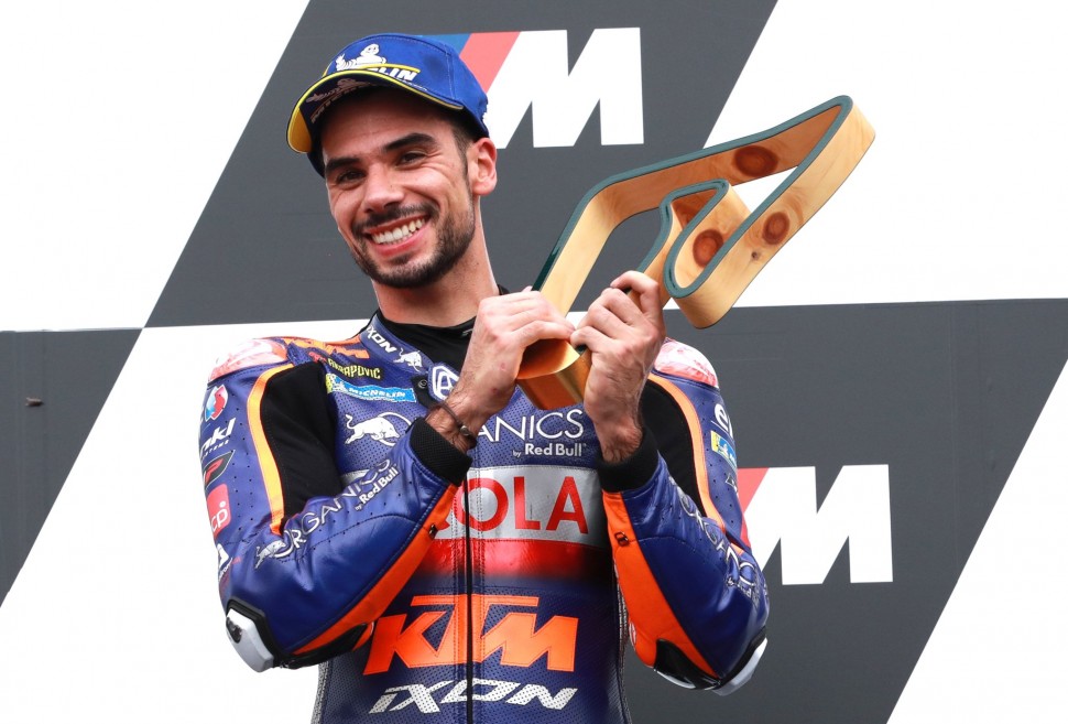 Мигель Оливера принес Tech 3 первую победу в MotoGP за 20 лет