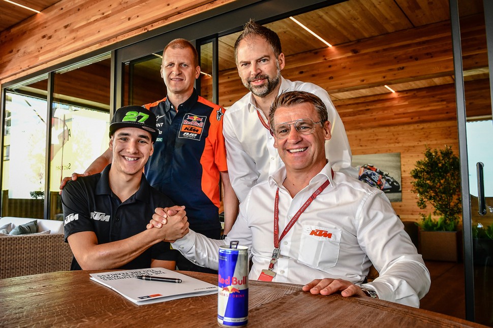 Икер Лекуона всего год назад вступил в официальный гараж KTM в Moto2, и тут - MotoGP!