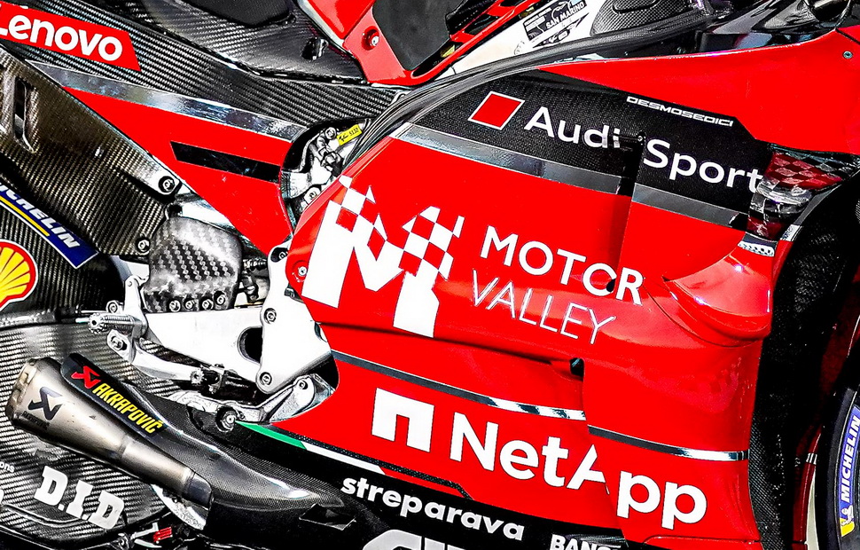 Новый логотип Motor Valley украсил мотоциклы Довициозо и Петруччи в Мизано
