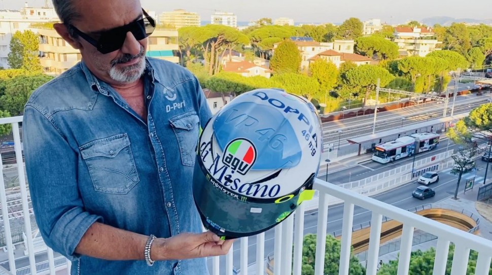 Альдо Друди показывает новый шлем Росси - La Doppia di Misano