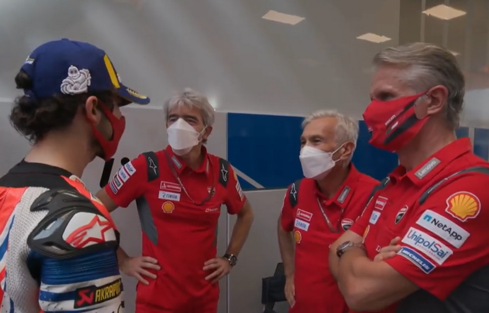После подиума в Сан-Марино: Франческо Баньяя попадает в объятия боссов Ducati Corse