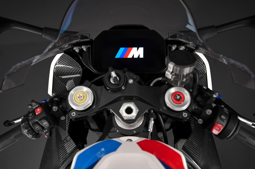 BMW M 1000 RR (2021) - контрольная панель