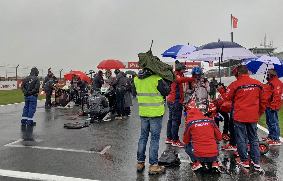 Когда гонщики собрались на стартовой решетке, дождь не прекращался ни на минуту