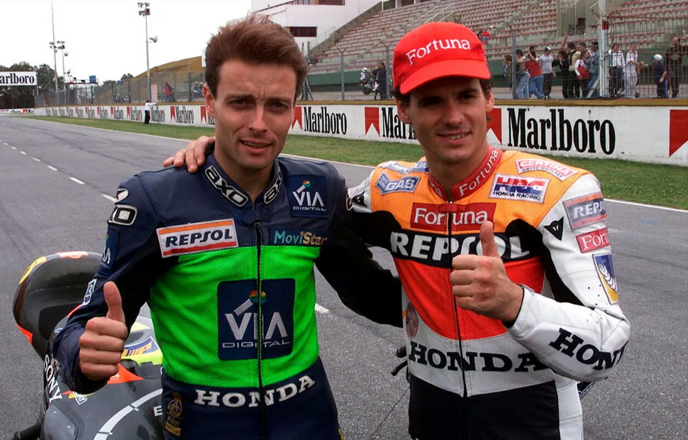 Чемпионы Мото Гран-При 1999 года: Эмилио Альсамора (GP125) и Алекс Кривье (GP500)